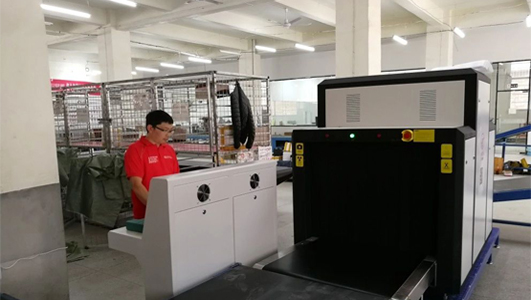 創(chuàng)藝龍安檢機(jī)正在檢測物品