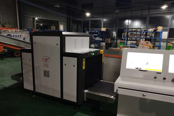 圓通快遞正在使用創(chuàng)藝龍安檢機(jī)檢測